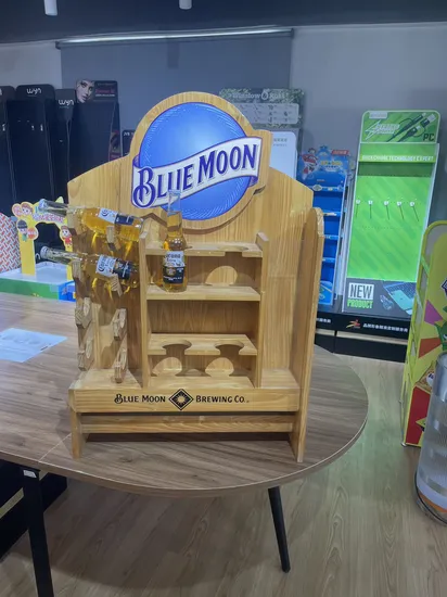カスタマイズされた木製床立ちビールボトルラックディスプレイスタンド、ワインディスプレイボトル用小売店用